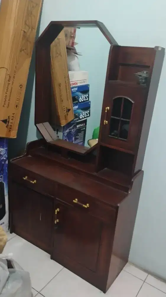Dijual lemari kaca untuk rias dengan model classic dari tahun 80an
