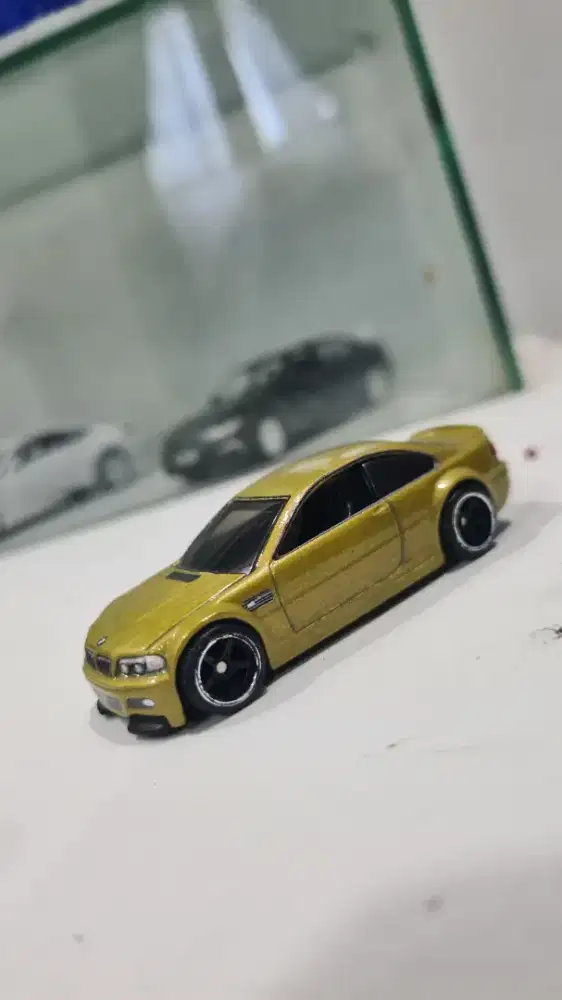 Miniatur mobil diecast berwarna emas Hot Wheels Boulevard BMW M3.