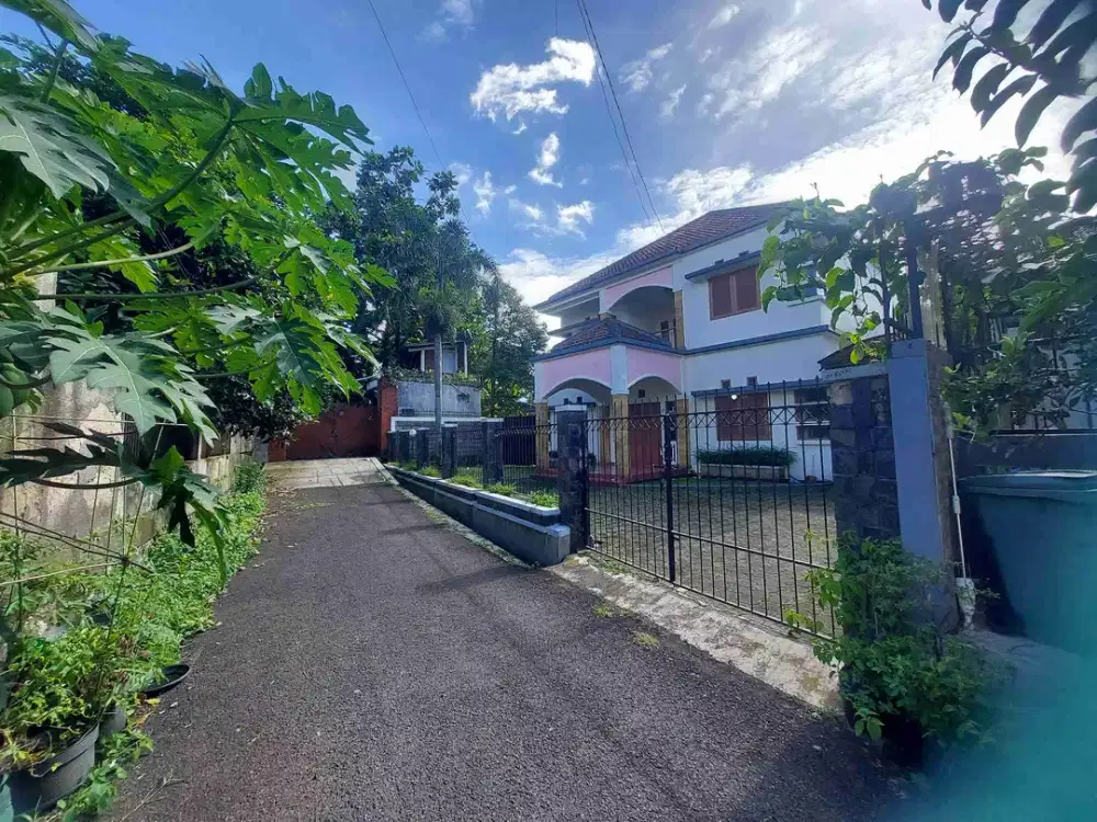 Rumah Besar Cigadung Selatan Taman Depan Samping