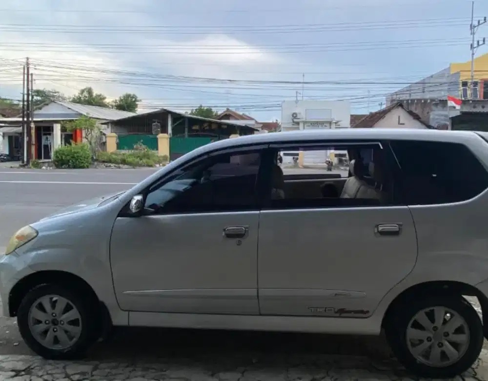 Mobil daihatsu xenia 2011