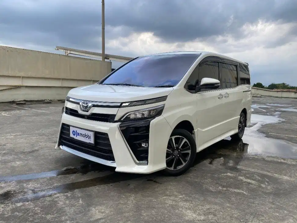 TERMURAH Toyota Voxy 2.0 Bensin-AT 2018 NUE