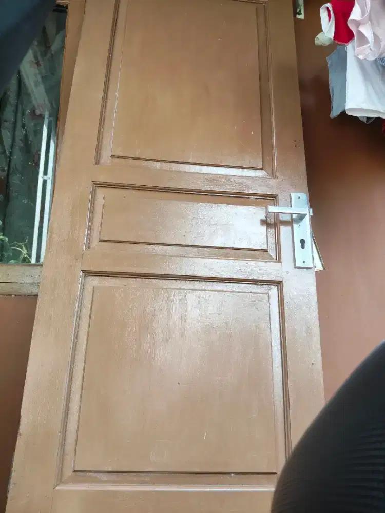 Pintu rumah kamar