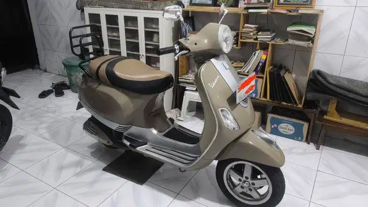 Dijual vespa matic LX 150 2V injeksi 2012