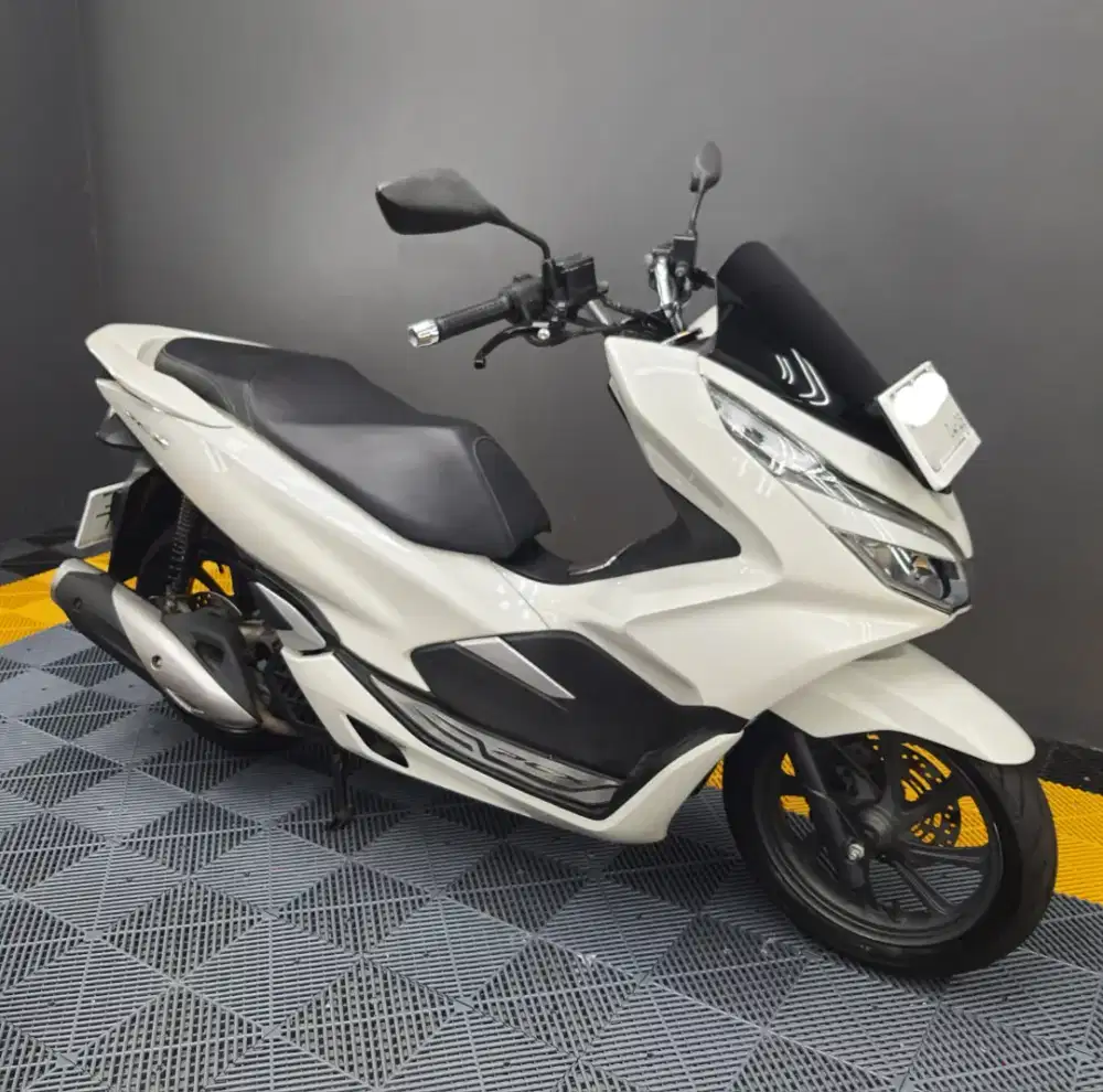 HONDA PCX PUTIH 2018
