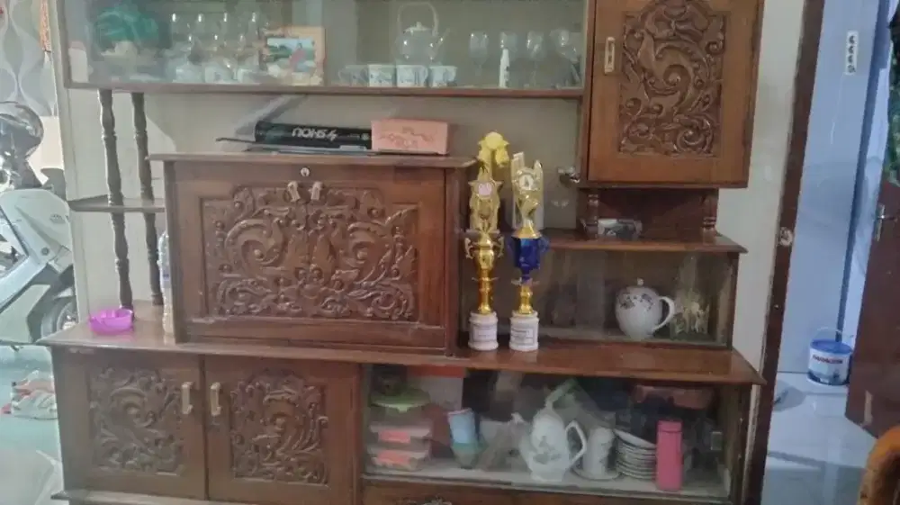 Bufet Asli dari Kayu Jati