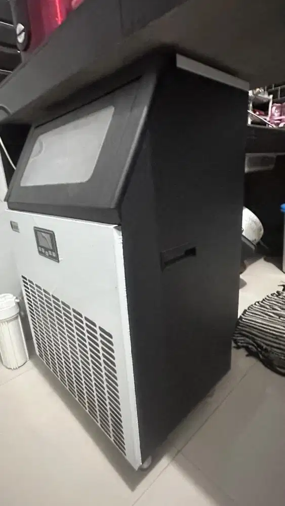 Mesin pembuat es batu kristal