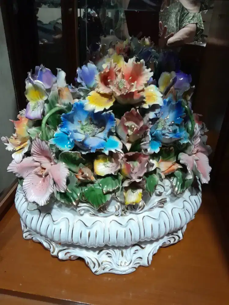 Pajangan kembang keramik