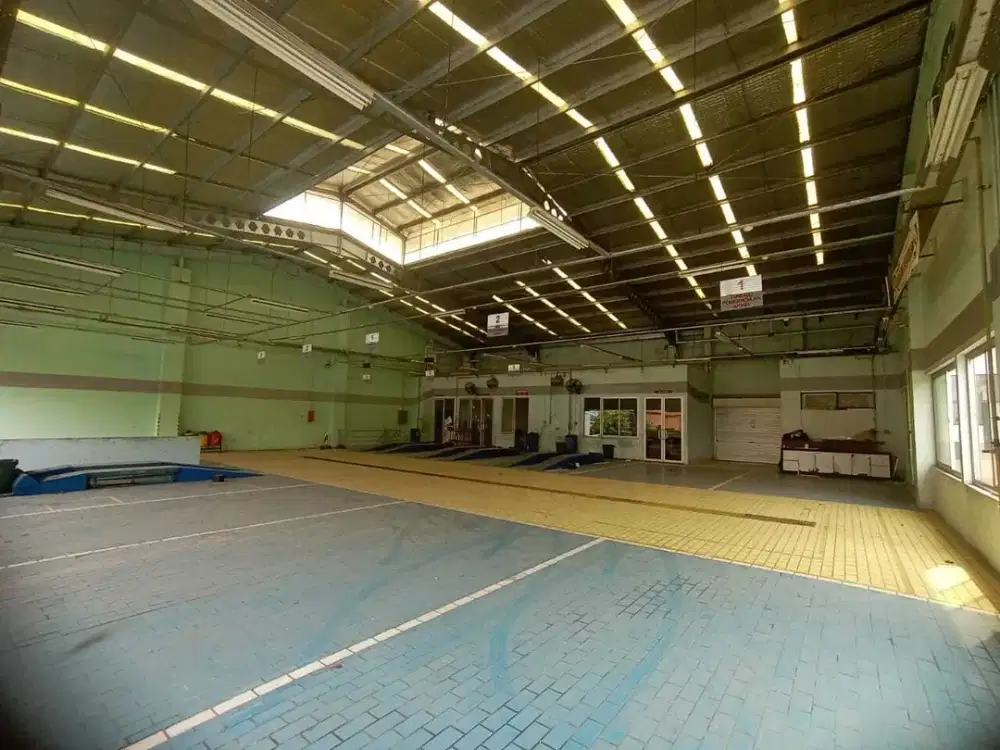 Gedung ex showroom strategis di Danau Sunter Utara - Jakarta Utara
