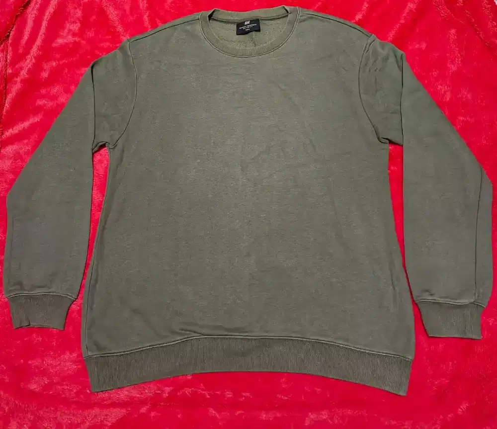 Sweater branded prelov H&M warna hijau army size XL