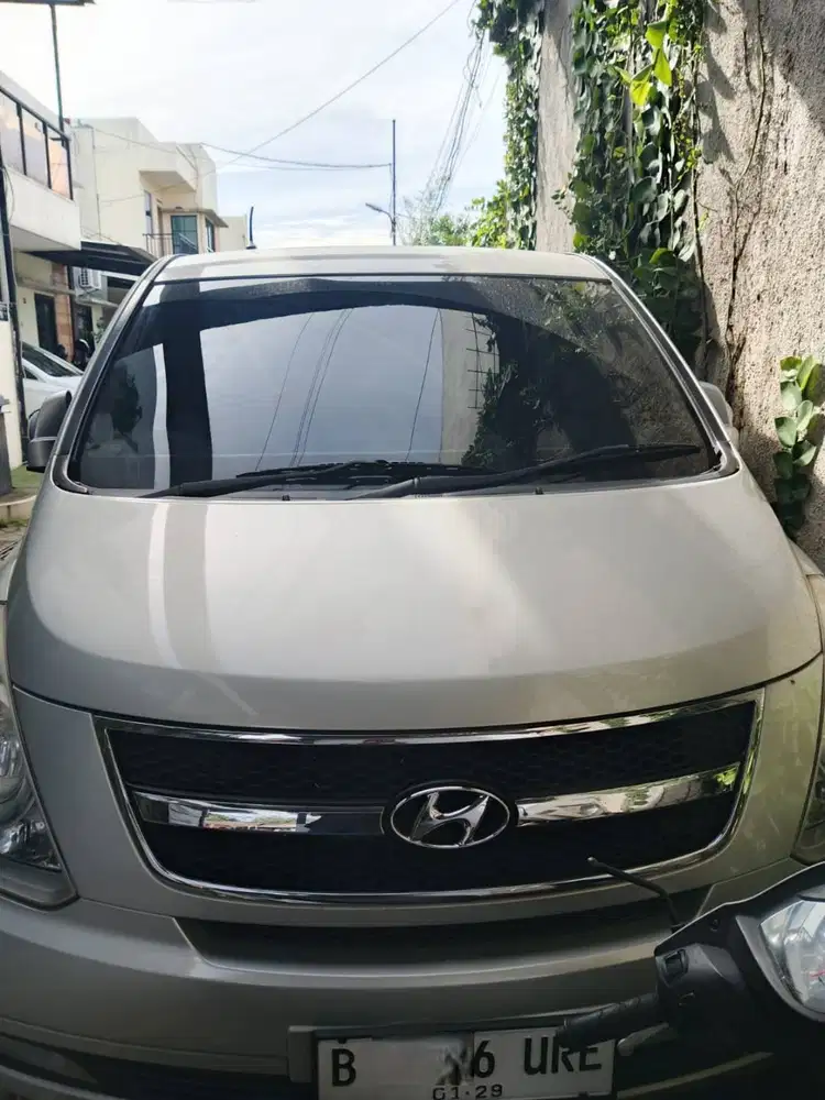 Dijual Hyundai H-1 12 seat tahun pembuatan 2013 registrasi 2014