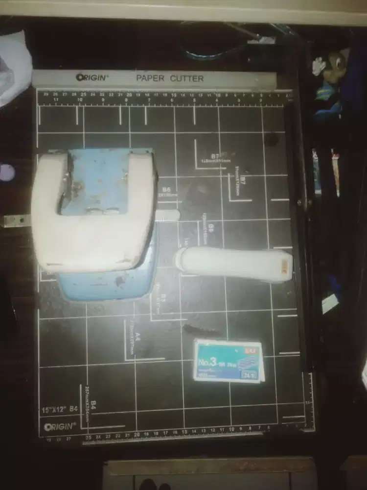 Alat pemotong kertas, pembolong kertas, Staples sedang,