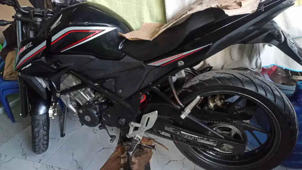 Jual Honda CB150R tahun 2015 kondisi bersih dan bagus
