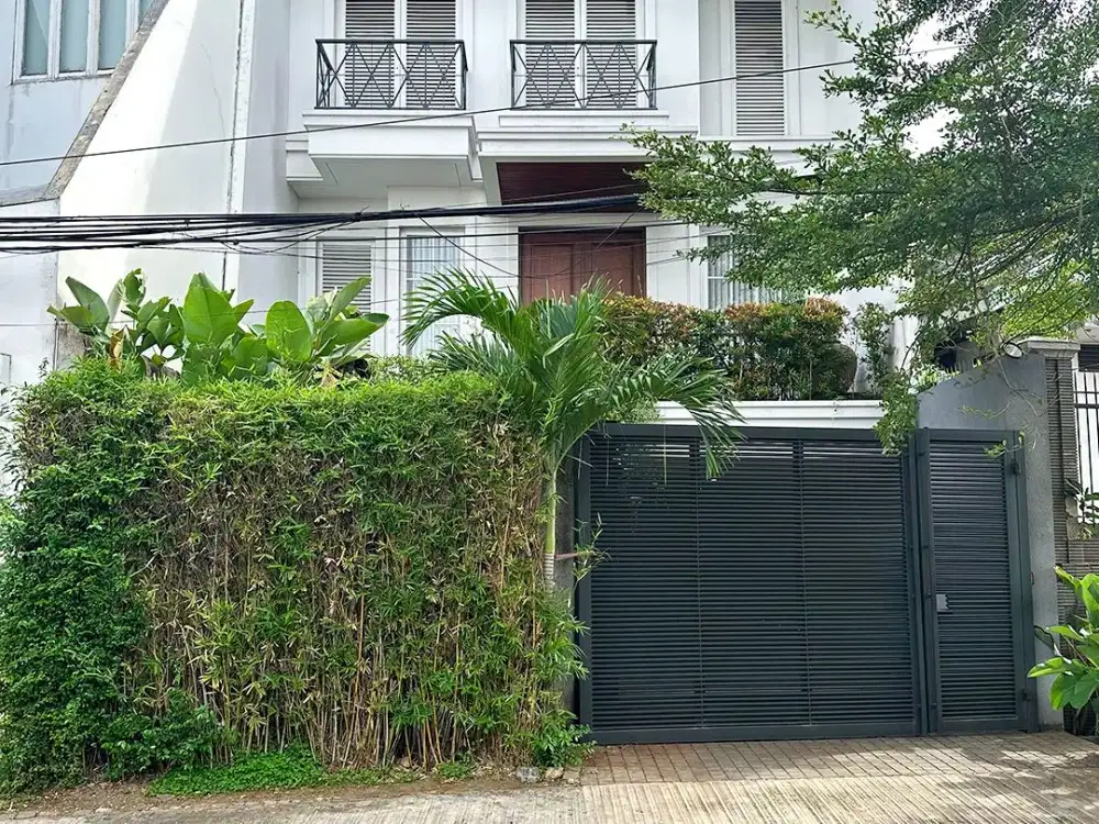 Dijual Rumah Siap Huni di Bendungan Hilir Jakarta Pusat - Bangunan 3 Lantai, Luas Tanah 125m2