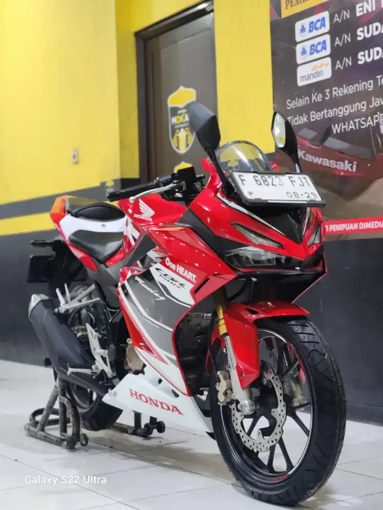 CBR 150 CC TAHUN 2024 ODO 600 perak ( PUTRA TUNGGAL MOTOR)
