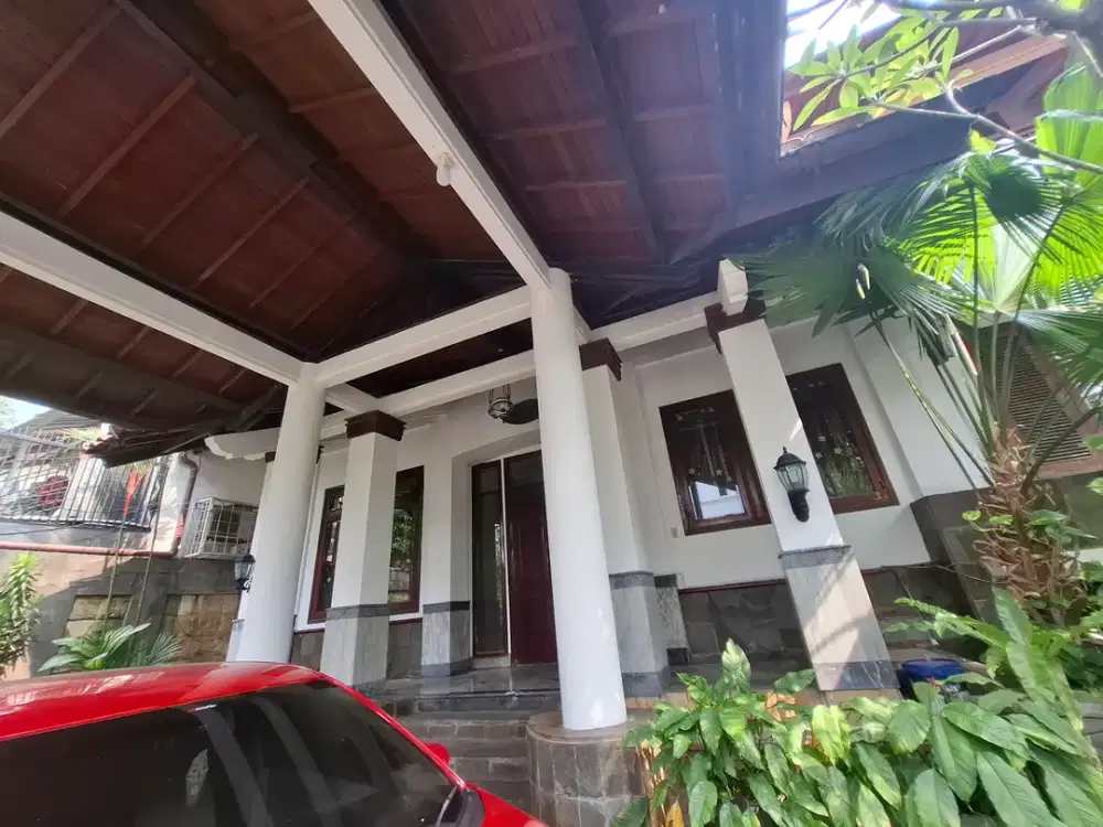 Dijual Rumah Asri 2 lantai  di Jl Cipaku  Kebayoran  Baru Jakarta