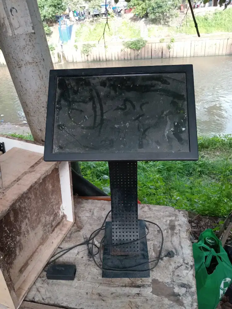 Monitor tauchsreen bekas pakai