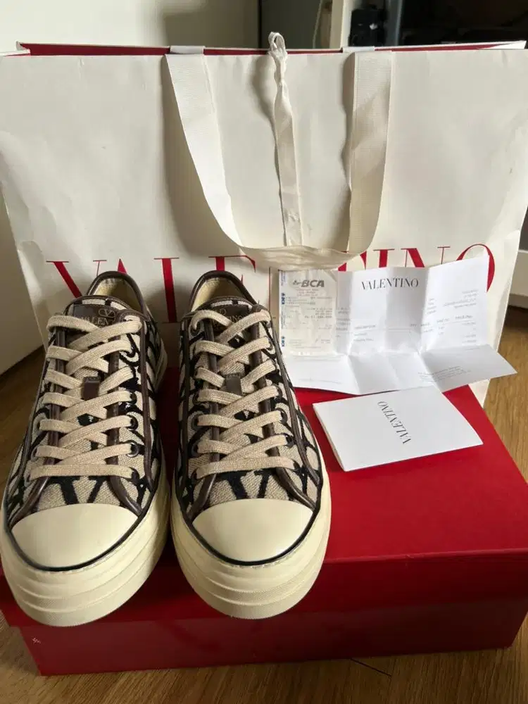 Di jual ( sneakers valentino )