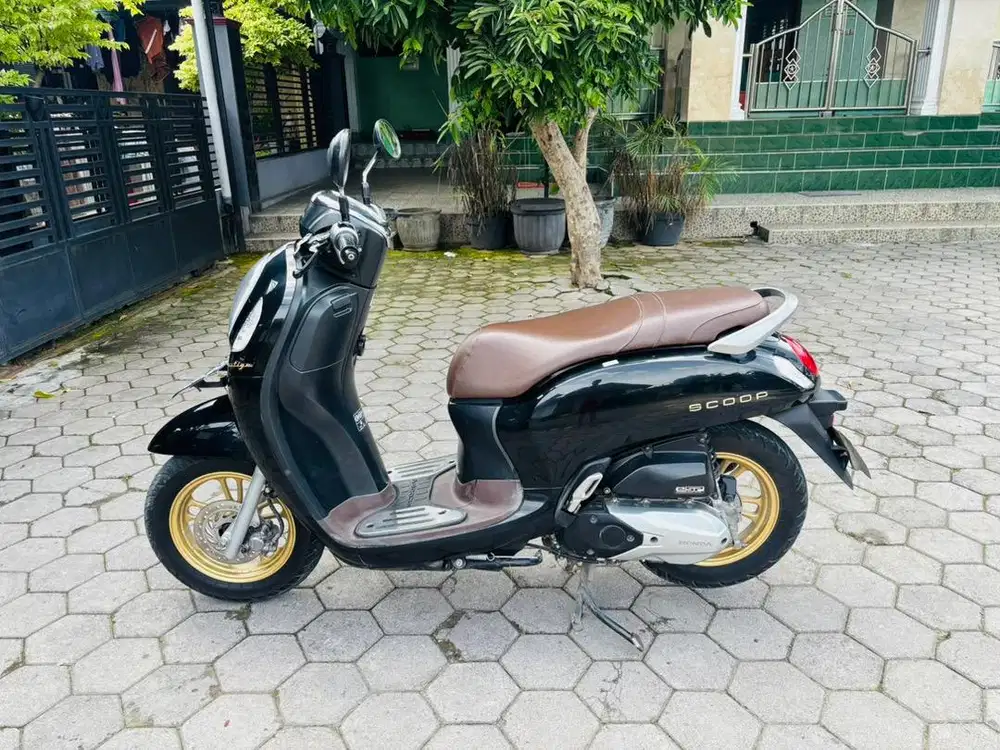 Scoopy Prestige 2021 Hitam Gold