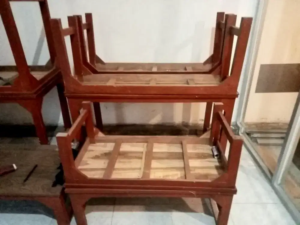 Meja warkop lesehan dan meja biasa