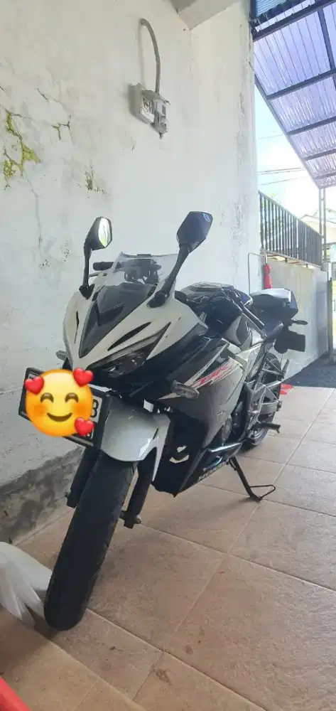HONDA CBR150 WARNA  HITAM PUTIH