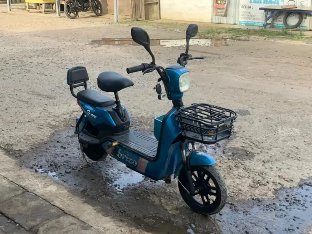 Sepeda listrik siap pakai. Warna biru. Body original. Batrei bagus.