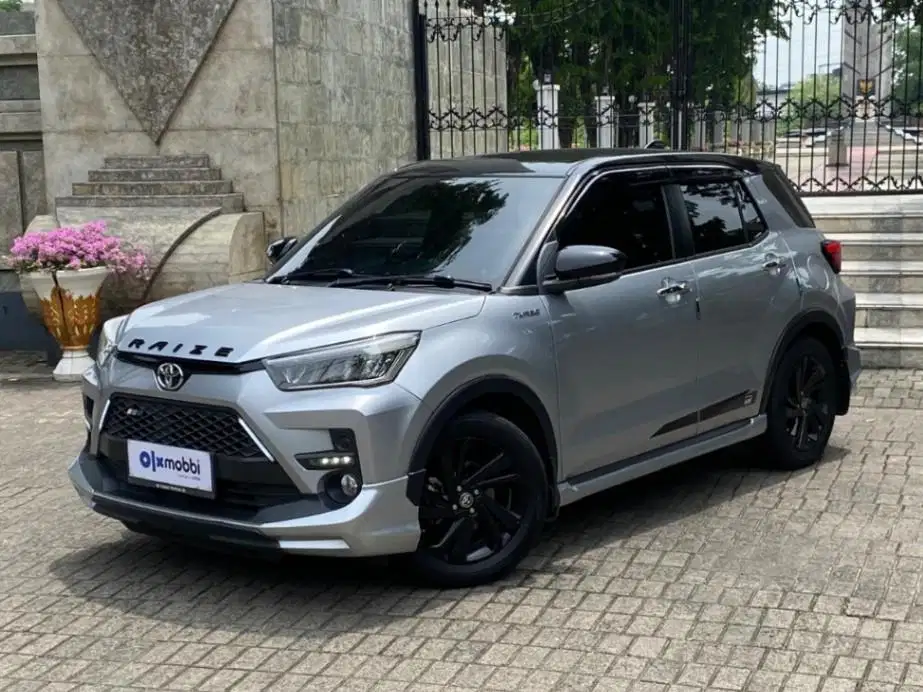 Low Km Toyota Raize 1.0 T GR SPORT Two Tone Bensin-AT 2021 Silver BEZC