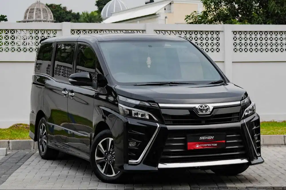 Toyota Voxy 2.0 Sunroof AT Matic 2018 Hitam. FULL RECORD!!!