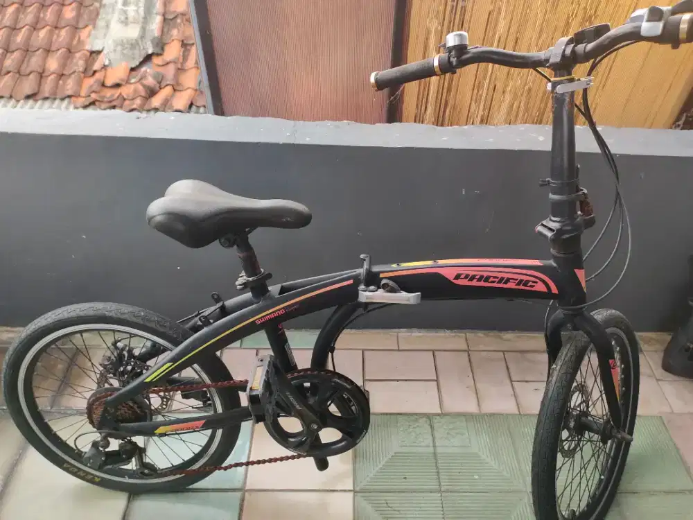 Sepeda lipat pasific