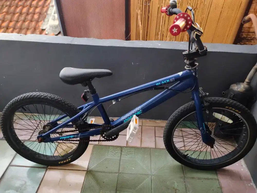 Sepeda BMX pasific black jazz Aloy 20 inci