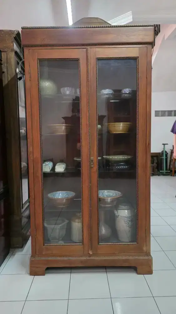 Lemari antik kayu