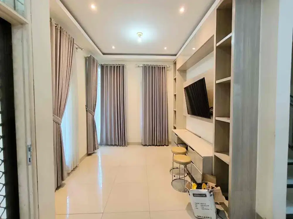 DIJUAL MURAH RUMAH HOEK SIAP HUNI DI SUNTER
Rumah dua lantai posisi hoek, lingkungan nyaman dan akses strategis