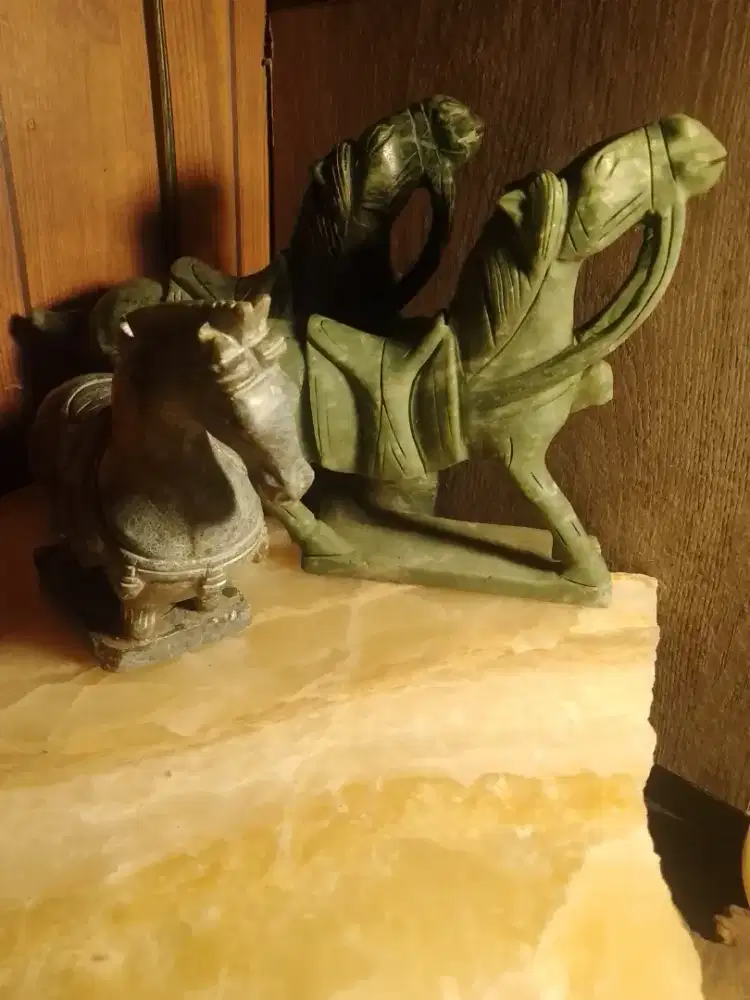 Batu giok relief kuda