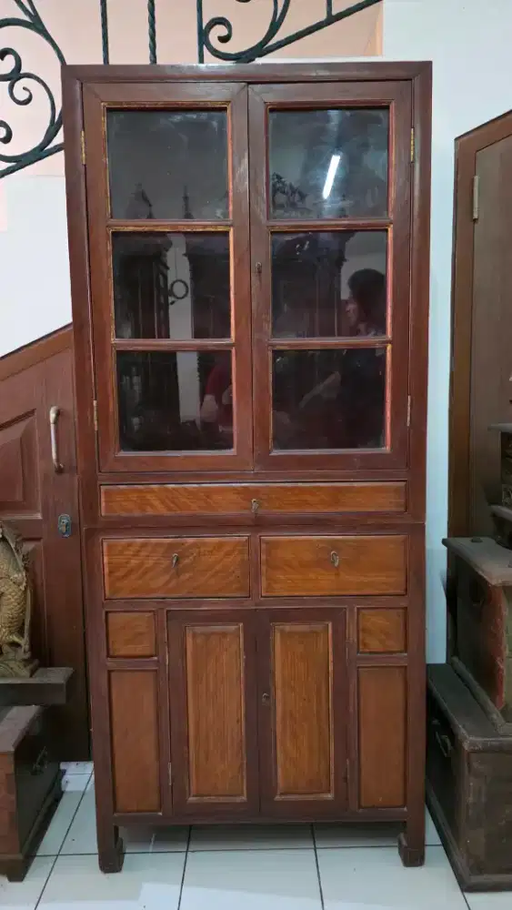 Lemari kayu antik
