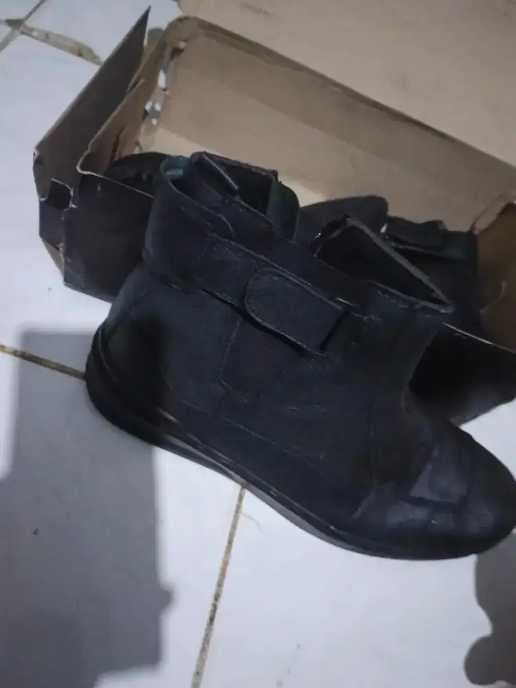 Jual sepatu boots resleting samping. Bahan kulit jeruk.