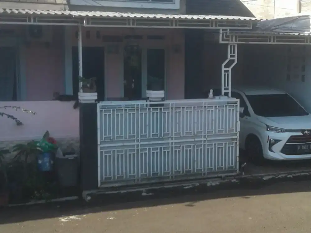 DISEWAKAN rmh DEPAN TAMAN,KT 3/KM 1,listrik 2200 watt