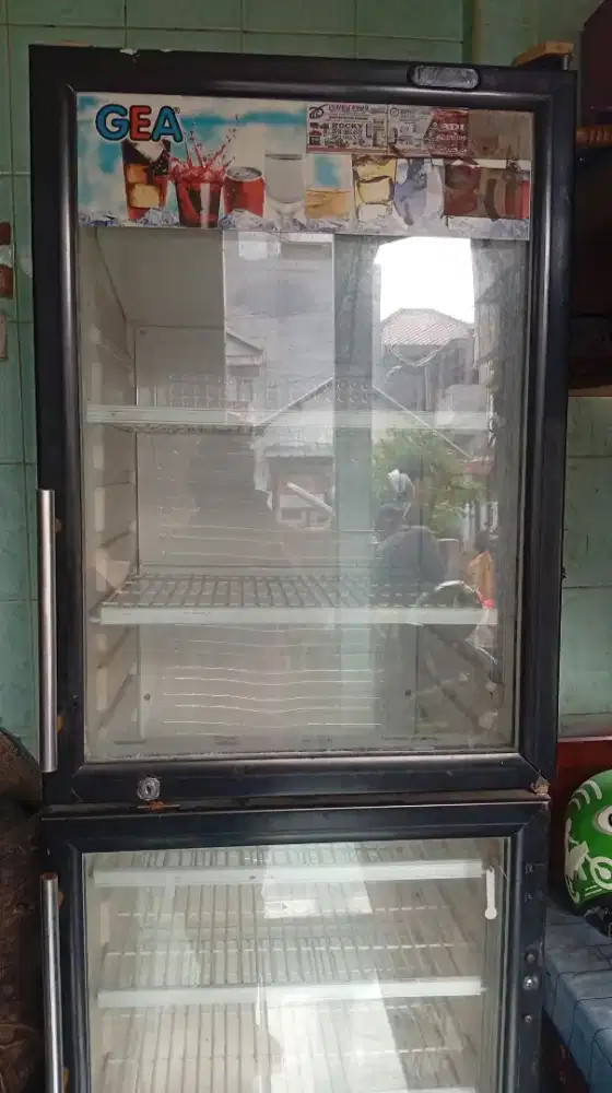 Kulkas minuman bekas