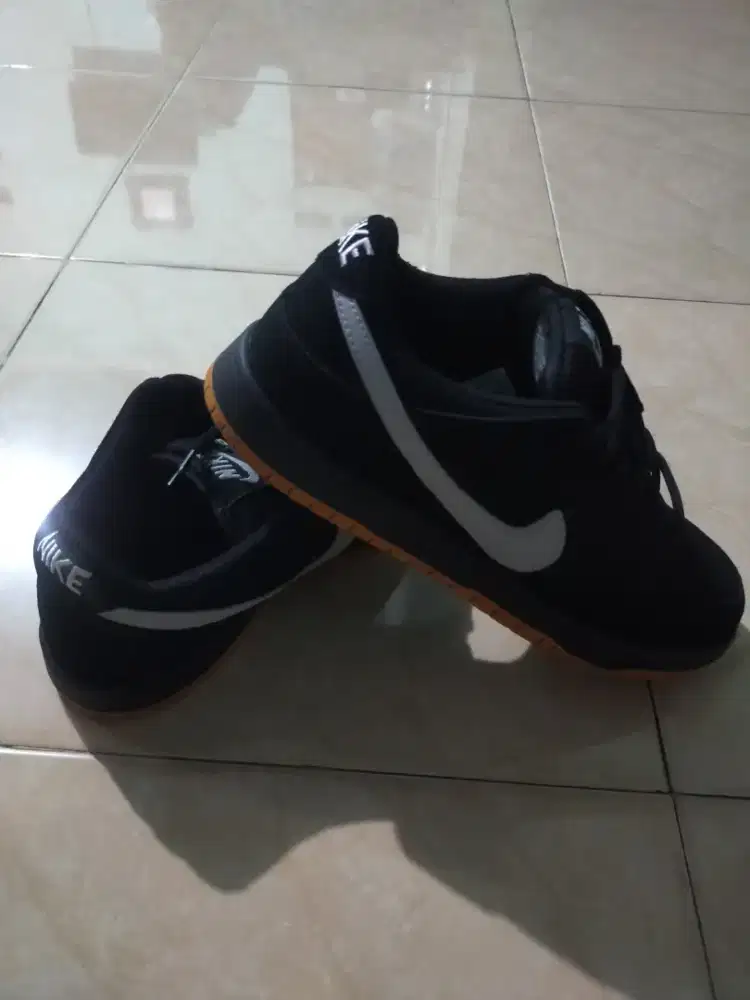 Nike SB low hitam