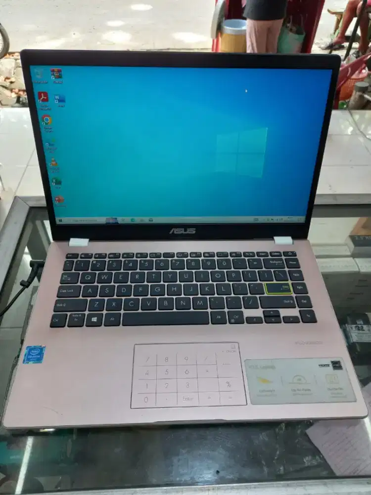 Laptop Asus model slim