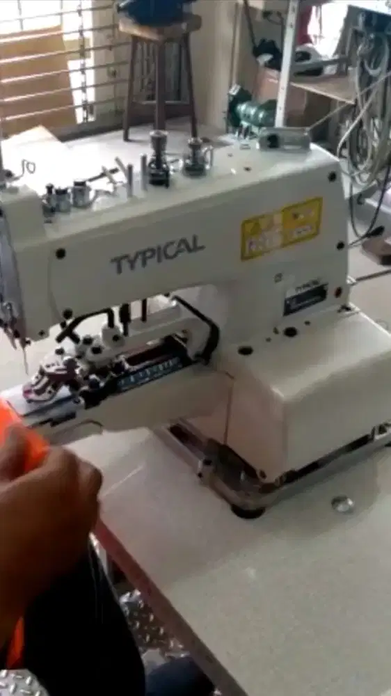 Mesin pasang kancing