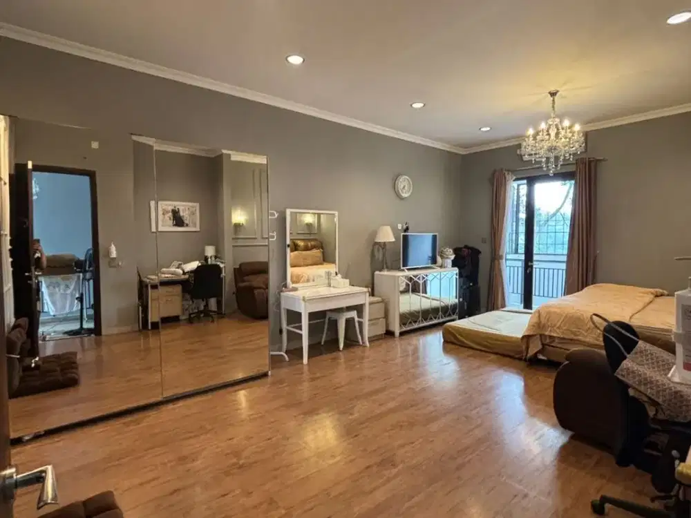 JUAL CEPAT !! Rumah Semi Furnished Desain Mewah di The Eminent BSD City, Tangerang Selatan