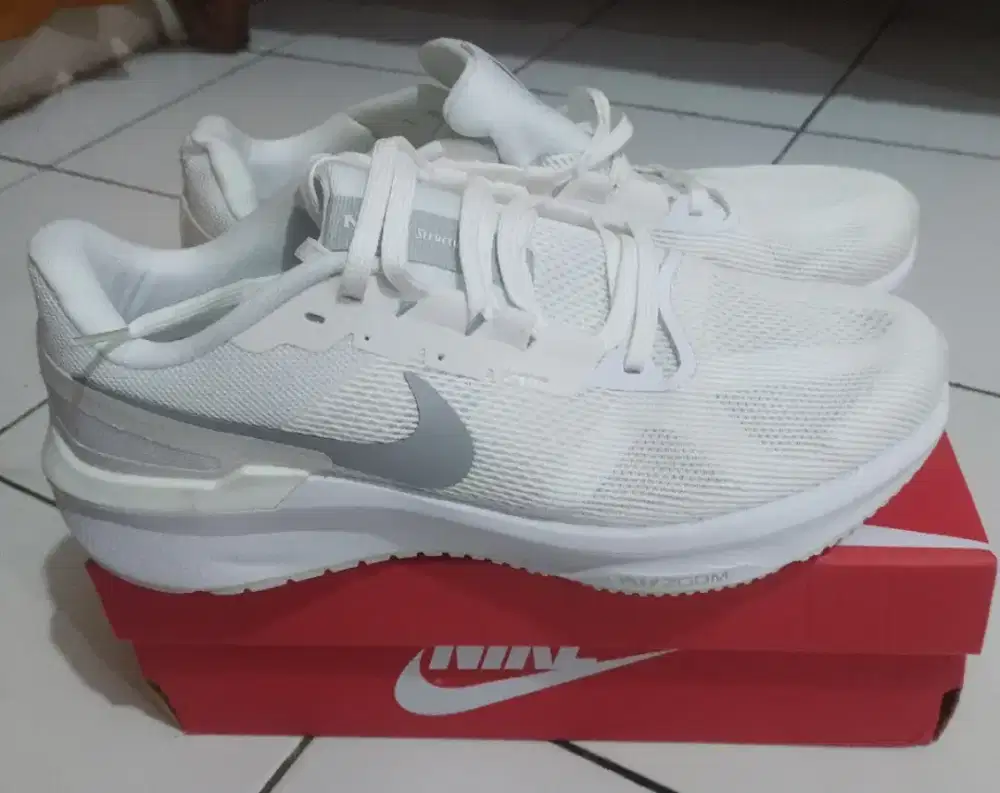 Nike Structure 25 size 45 Putih