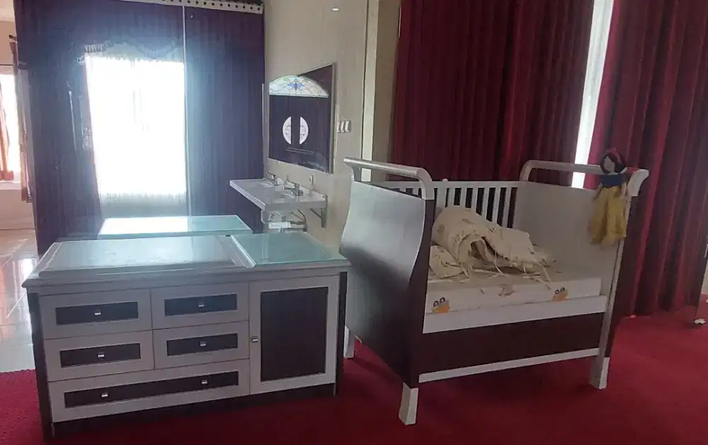 Tempat tidur dan meja mandi bayi