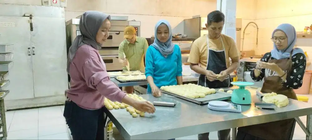 DIBUTUHKAN SEGERA– BAKER (PRODUKSI ROTI) Denish Bakery
