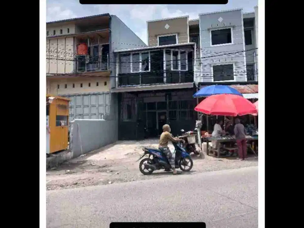 Ruko Tamalate 1 
5 X 20 -3 Lantai 
Rolling 5 X 11 
Depan kampus UNM Tamalate 
Sudah renov total ada balcon
Lantai atas ada kamar 1
Toilet 3
Rp. 2.5 Milyar Nego