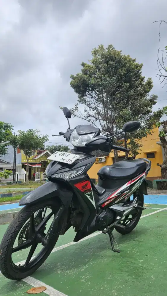 Supra X 125 Warna Hitam Merah