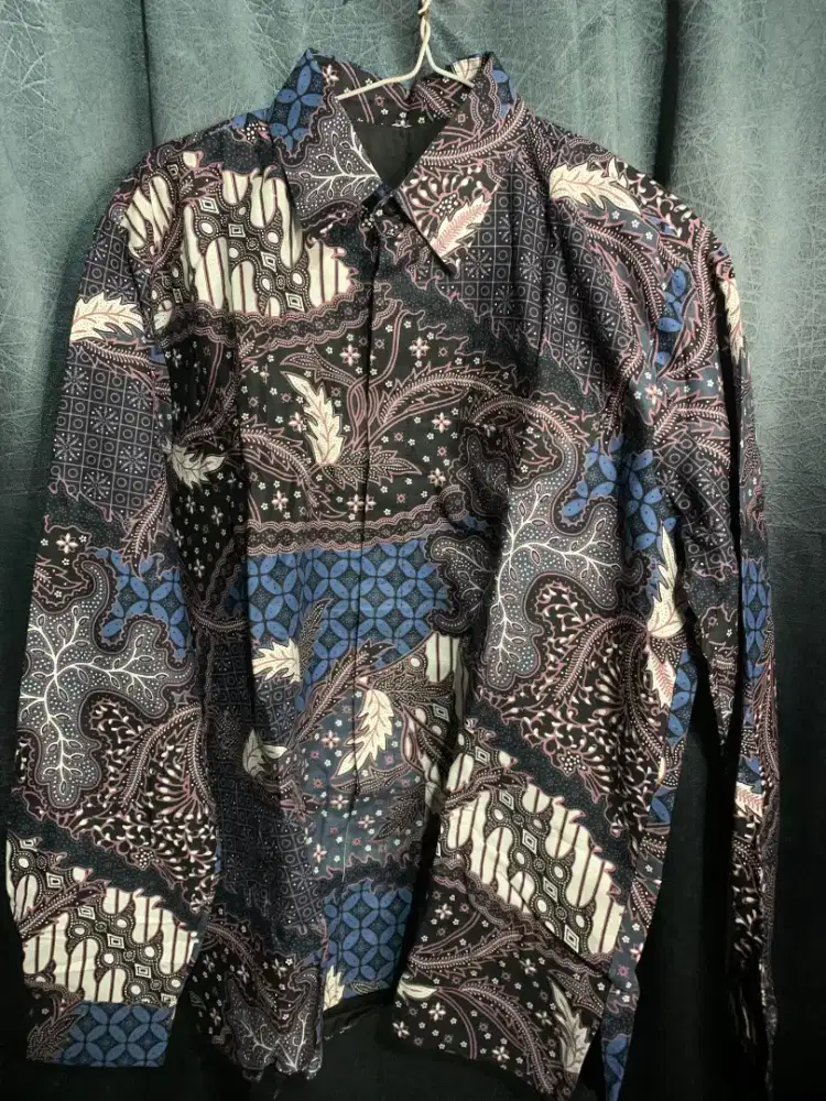 Batik lengan panjang dan celana formal