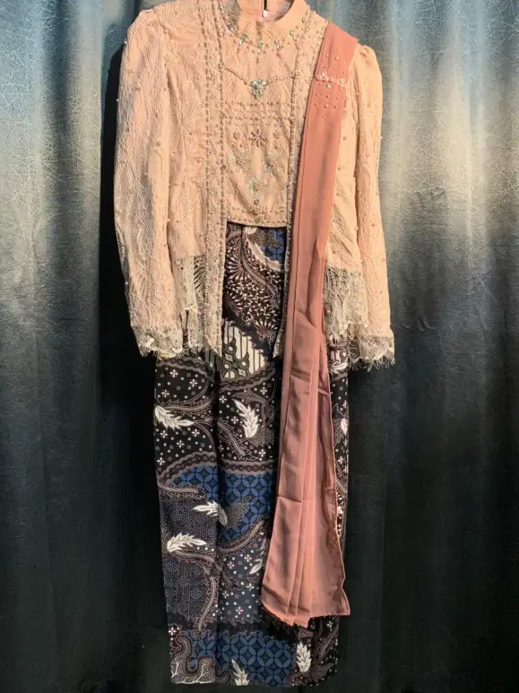 Kebaya wanita beserta rok dan selendang