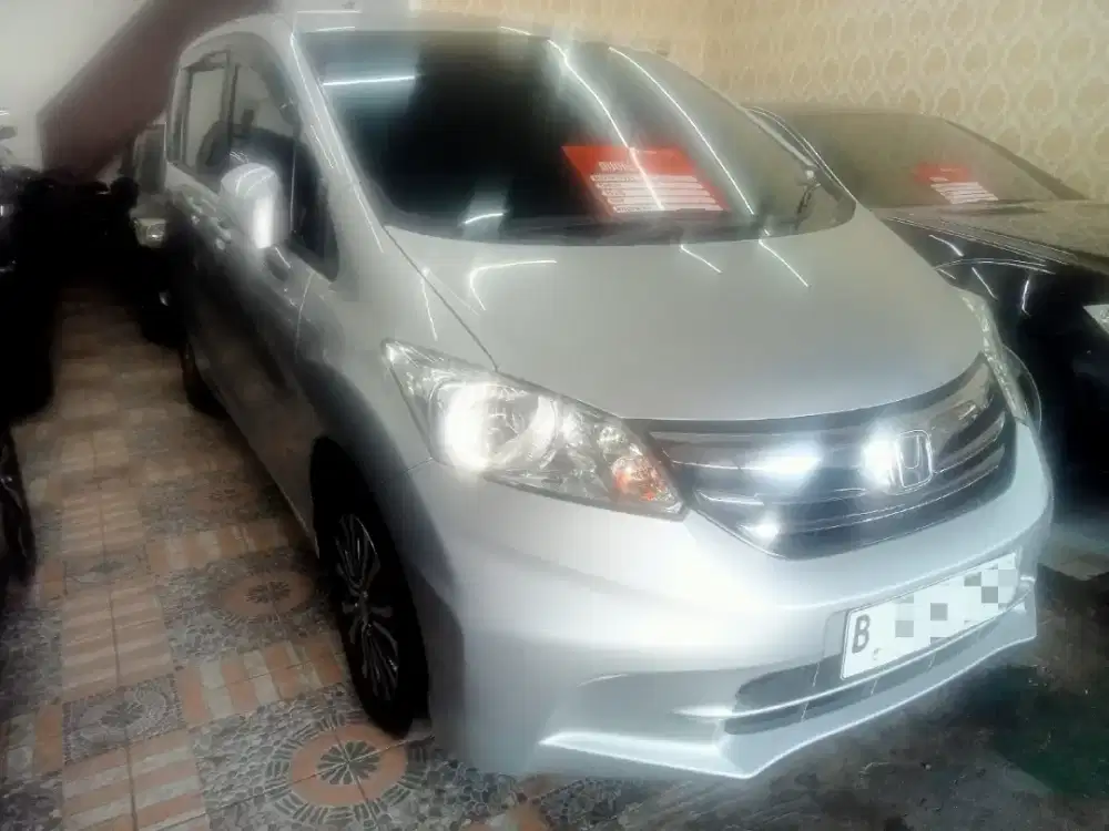 Honda Freed 1.5 E/AT PSD warna Silver tahun 2012