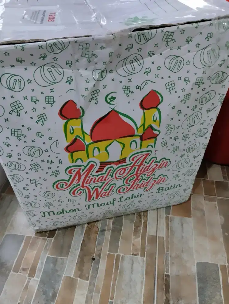 Baju bekas perempuan layak pakai