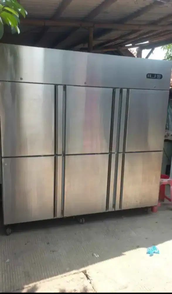 UPRIGHT CHILLER 6 PINTU